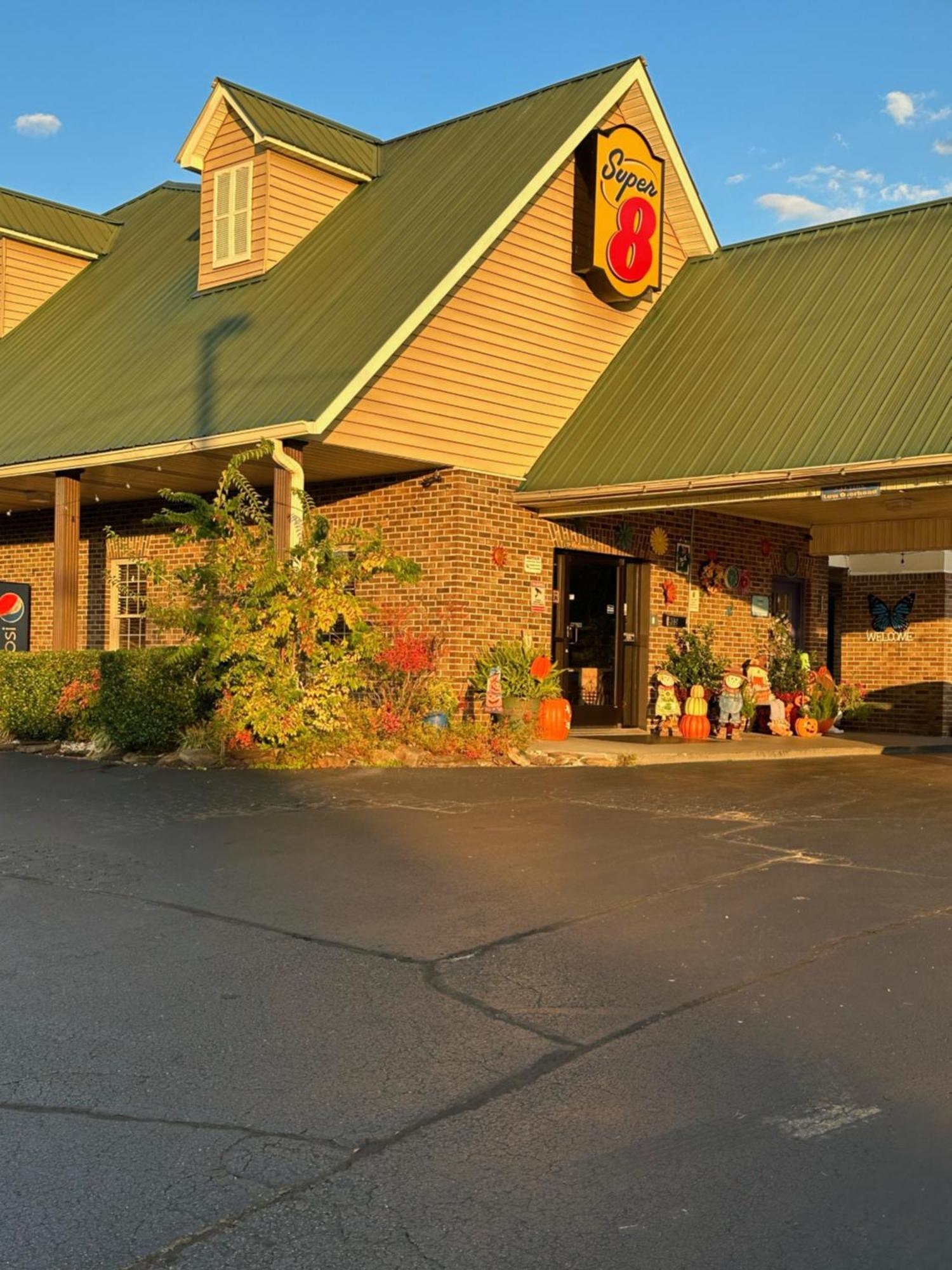 Hotel Super 8 By Wyndham Kingston Exterior foto